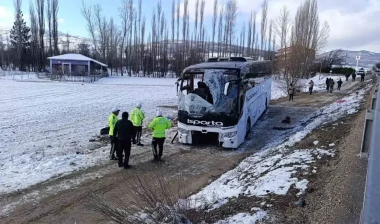 Yolcu otobüsü şarampole devrildi: 1 ölü, 25 yaralı
