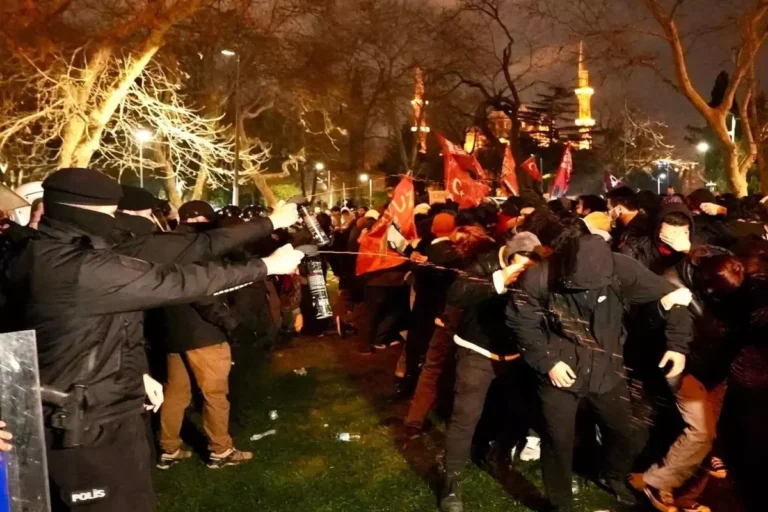 İki büyükşehirde toplantı ve gösteri yasağı uzatıldı